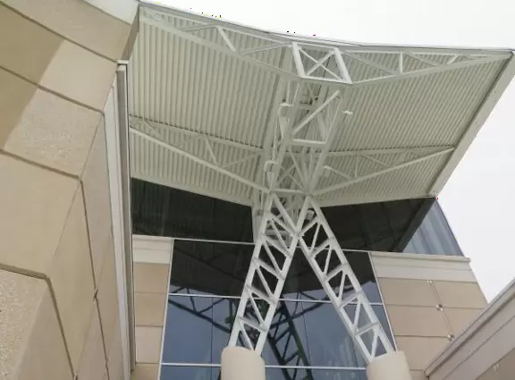 Large, modern army museum with impressive scenes made up of lifelike sculptures&nbsp;combined with equipment like tanks, planes, and helicopters.