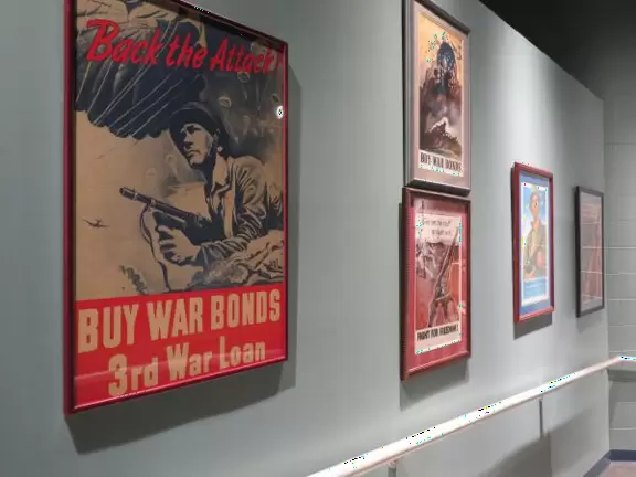 Large, modern army museum with impressive scenes made up of lifelike sculptures&nbsp;combined with equipment like tanks, planes, and helicopters.