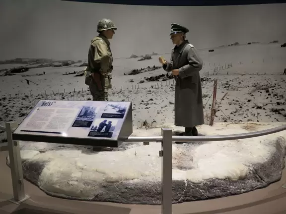 Large, modern army museum with impressive scenes made up of lifelike sculptures&nbsp;combined with equipment like tanks, planes, and helicopters.