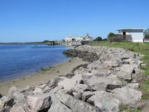 Gorgeous spot on the salt marsh by the yachts- dine with fantastic views!