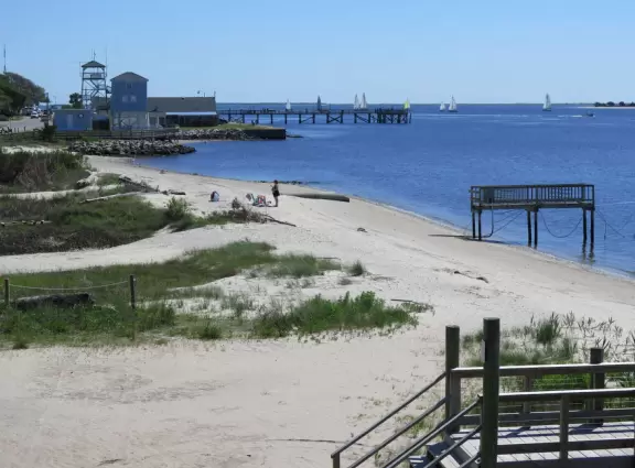 Gorgeous spot on the salt marsh by the yachts- dine with fantastic views!