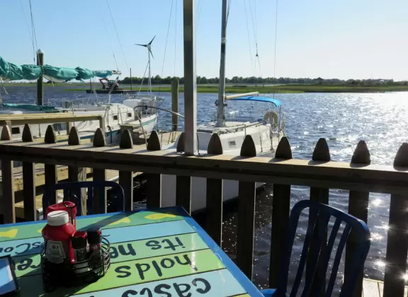 Gorgeous spot on the salt marsh by the yachts- dine with fantastic views!