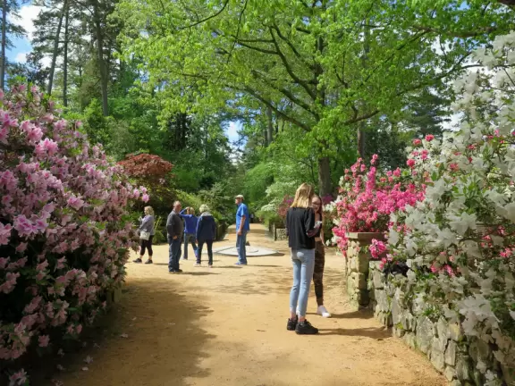 Large world-class garden with lakeside allees, flower terraces, and small Japanese garden.