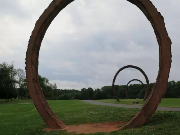 Airy modern architecture and many paintings. Cafe, gift shop, amazing landscaped grounds with sculptures and boulders to climb. Summer concerts.
