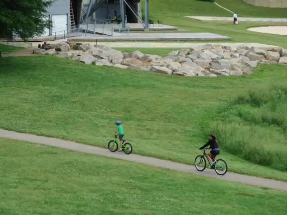 Airy modern architecture and many paintings. Cafe, gift shop, amazing landscaped grounds with sculptures and boulders to climb. Summer concerts.