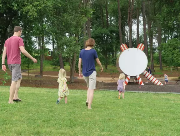 Airy modern architecture and many paintings. Cafe, gift shop, amazing landscaped grounds with sculptures and boulders to climb. Summer concerts.