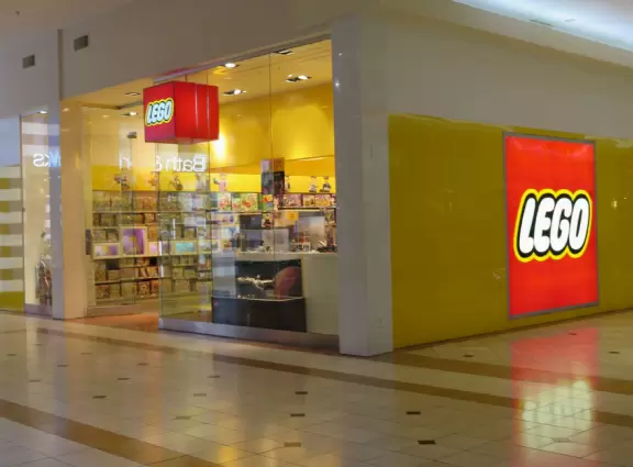 Attractive mall with many upscale chain restaurants.