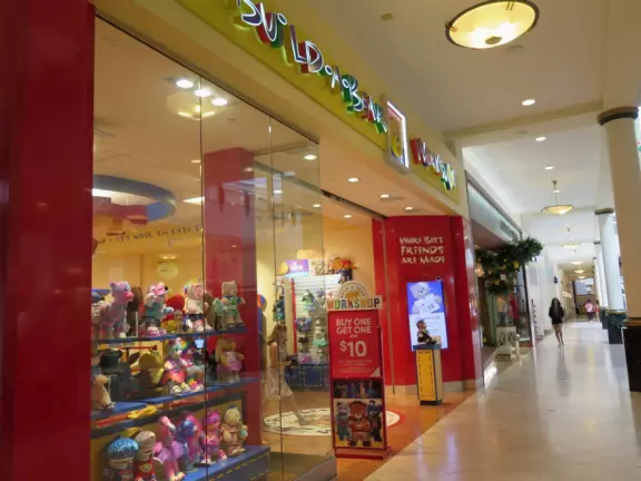 Attractive mall with many upscale chain restaurants.