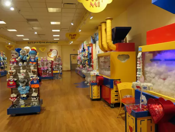 Attractive mall with many upscale chain restaurants.