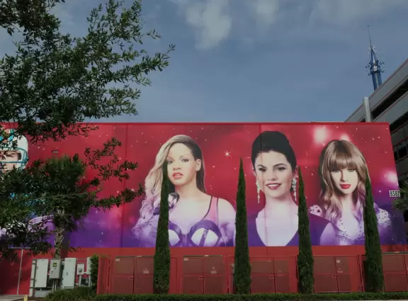 Touristy, buzzing area with restaurants and attractions.