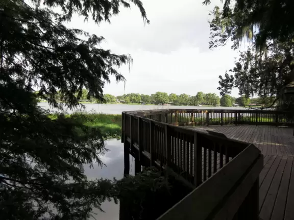 Beautiful gardens surrounding a historical house on a lake with lovely cool breezes. Best in summer when the tropical plants look happy.