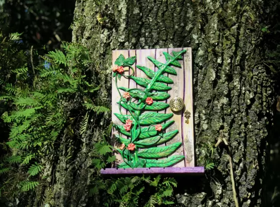 Beautiful gardens surrounding a historical house on a lake with lovely cool breezes. Best in summer when the tropical plants look happy.