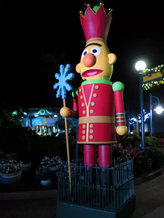 Beautiful park with great rollercoaster rides and amazing aquariums.