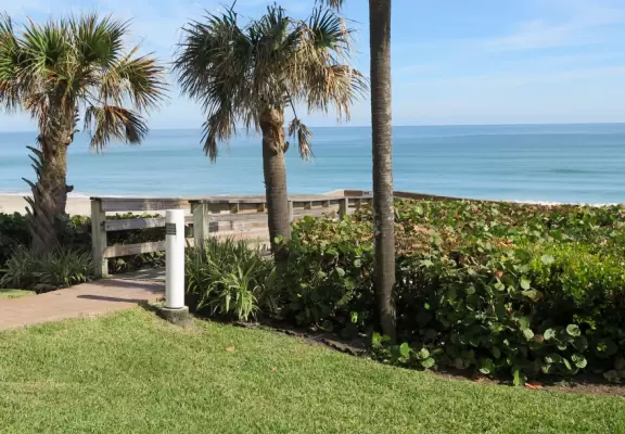 Blue-green water! A beautiful beach!