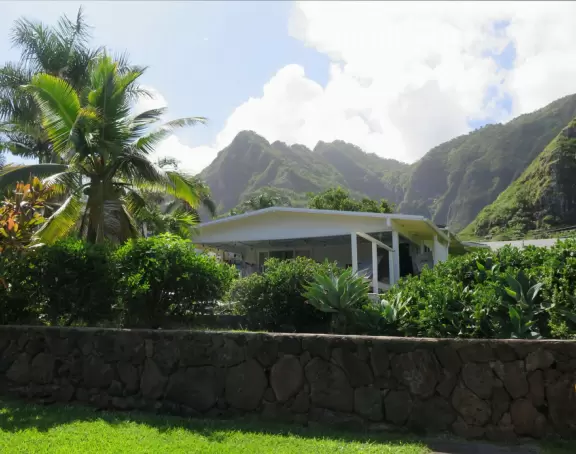 A winding road past pretty beaches, ending in La'ie (Laie), site of the Mormon temple.