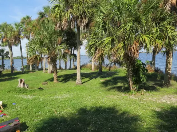 Park with nice breezes off the intracoastal and picnic pavilions.
