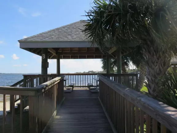 Park with nice breezes off the intracoastal and picnic pavilions.