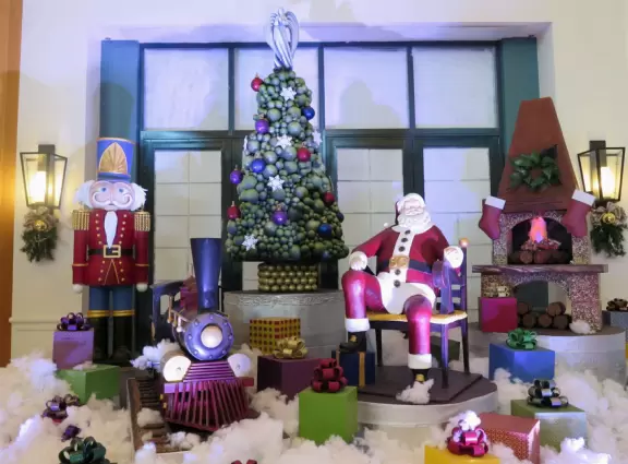 Fantastic walk around Crescent Lake, past beautiful hotels!