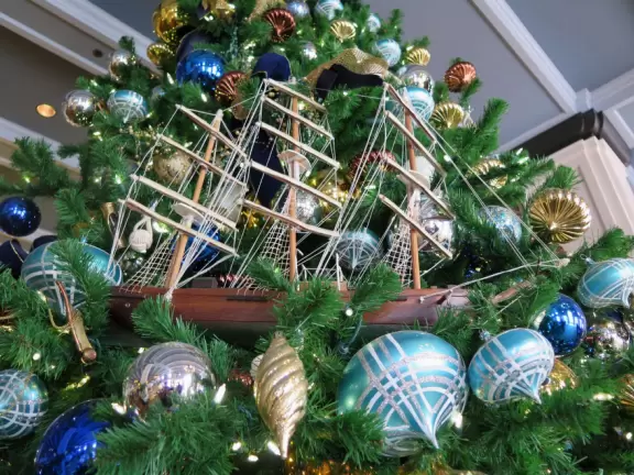 Fantastic walk around Crescent Lake, past beautiful hotels!