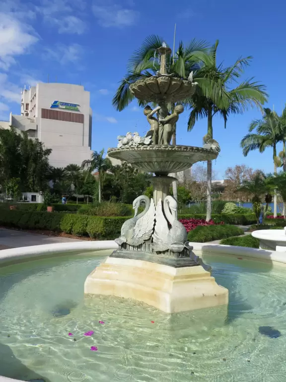 Beautiful garden with many partitioned areas, tropical plants, flowers, all with the blue lake behind. Plus, promenade around the lake.