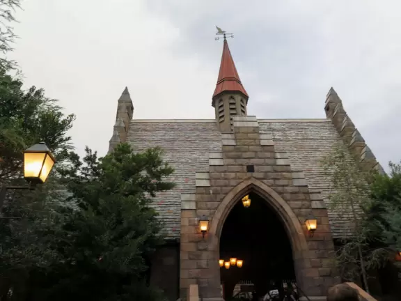 The lands in this theme park are a work of art, and full of atmosphere. Fun rides for kids aged 4 and up.