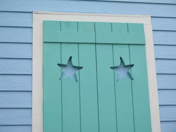 Ultra colorful resort with palm trees galore, live music by the pool, hotel rooms plus cottages, and shopping center.