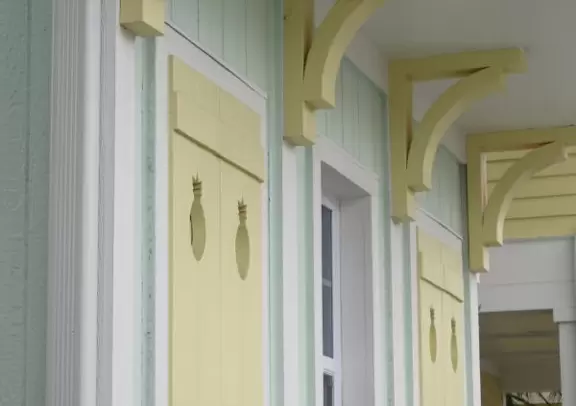 Ultra colorful resort with palm trees galore, live music by the pool, hotel rooms plus cottages, and shopping center.