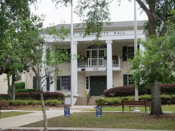 Cute, hilly town on Lake Dora, with lots of cafes and shops.