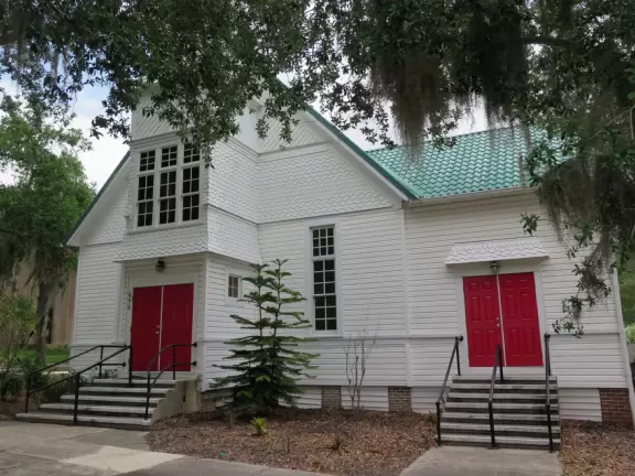 Cute, hilly town on Lake Dora, with lots of cafes and shops.
