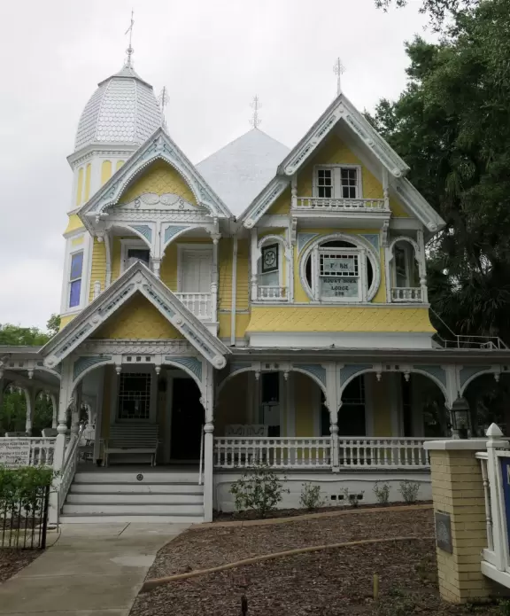 Cute, hilly town on Lake Dora, with lots of cafes and shops.