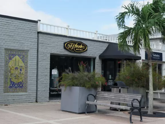 Fantastic area by the ocean, with lifeguarded beach, awesome playground, farmers market, and cool cafes!