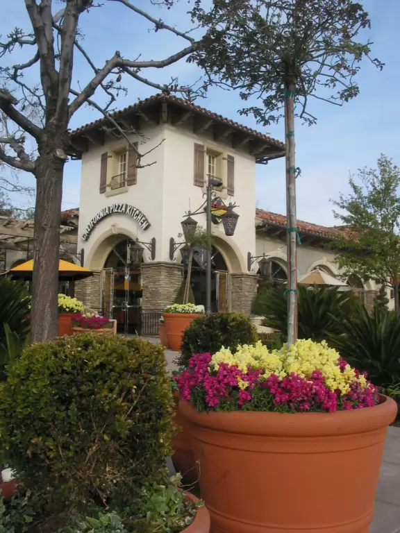 Beautiful mall with bell tower, stained glass lamps, fountains, murals, flowers, sculptures of children, mega bookstore, cinemas, and restaurants.