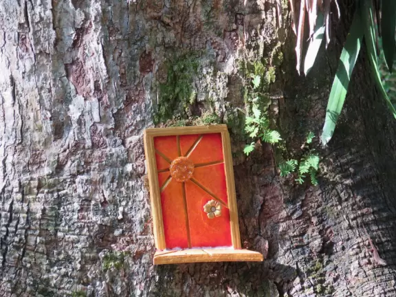 Beautiful gardens surrounding a historical house on a lake with lovely cool breezes. Best in summer when the tropical plants look happy.