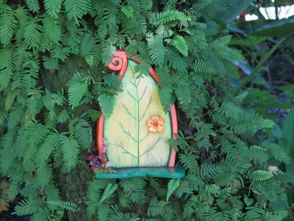 Beautiful gardens surrounding a historical house on a lake with lovely cool breezes. Best in summer when the tropical plants look happy.