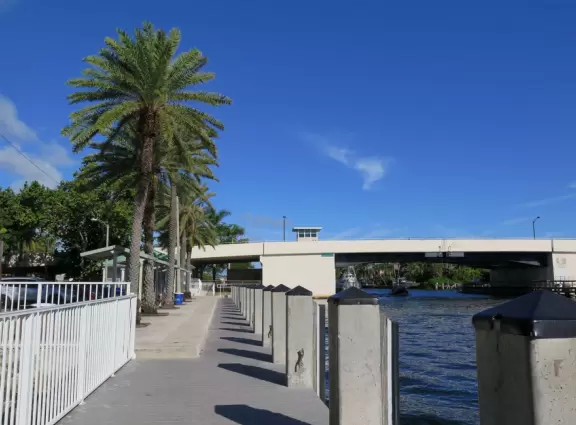 Small spot on the intracoastal waterway. Watch the boats go by!