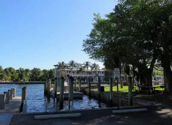 Small spot on the intracoastal waterway. Watch the boats go by!