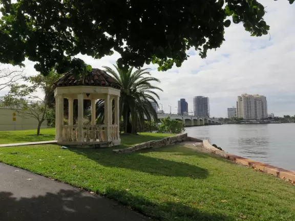 Gorgeous 3 mile walk along the intracoastal on Palm Beach island!