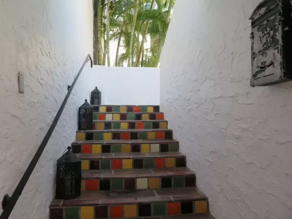 A sumptuous street with Spanish archways and courtyards and unique shops for the extremely rich.