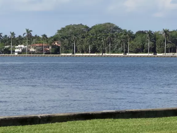 A sumptuous street with Spanish archways and courtyards and unique shops for the extremely rich.