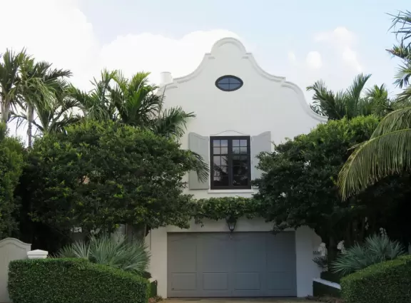 Lovely walk past mansions, flowers, statues, and lanterns.