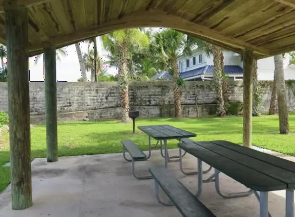 A sweet little park in a nice neighborhood on the intracoastal.