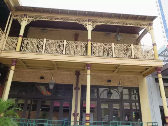 Great restaurants among moss-draped trees (Thornton Park), lit-up highrises at night (Orange Ave), and sun-worshippers enjoying Lake Eola Park.