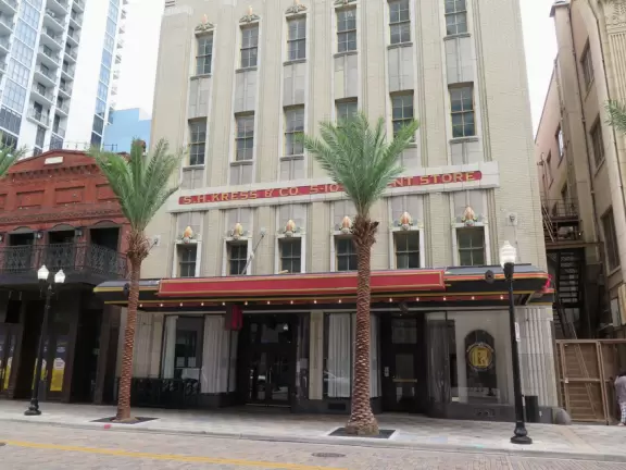 Great restaurants among moss-draped trees (Thornton Park), lit-up highrises at night (Orange Ave), and sun-worshippers enjoying Lake Eola Park.
