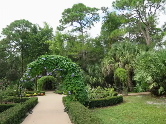 Beautiful garden with many little spots to explore such as a cactus garden, butterfly garden, pond, and beautiful indoor pavilion with gift shop and stained glass windows.