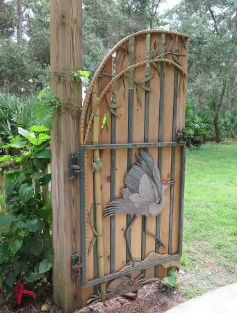 Bird fence with a little frog.