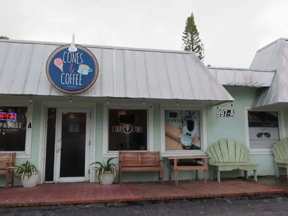 Gorgeous place on the Jupiter inlet across from the lighthouse, with restaurants and a walkway.