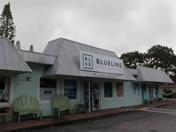 Gorgeous place on the Jupiter inlet across from the lighthouse, with restaurants and a walkway.