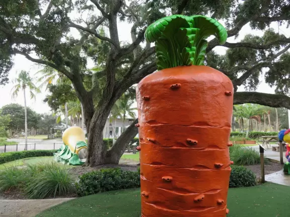 Beautiful, large park on the intracoastal waterway with a wonderful children's museum, splash pad, pier, waterfront boardwalk, white sand beach, mansion, captain's house, mangrove boardwalk, and path around a pond.