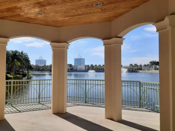 An outdoor mall with lots of open space and stark, white decor. Kids like the splash pad by the frozen yogurt shop, and couples like a romantic walk around the lake.