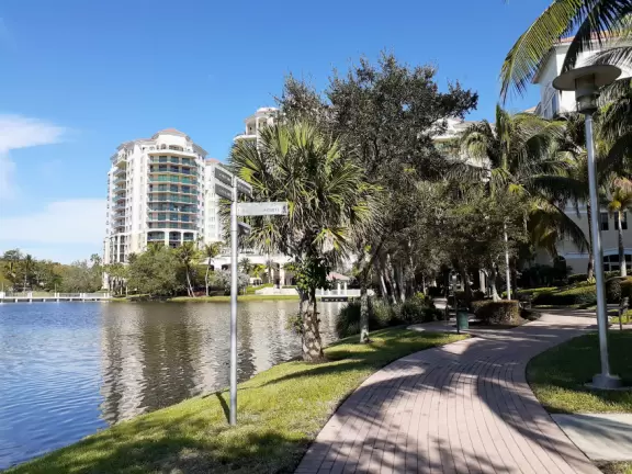 An outdoor mall with lots of open space and stark, white decor. Kids like the splash pad by the frozen yogurt shop, and couples like a romantic walk around the lake.
